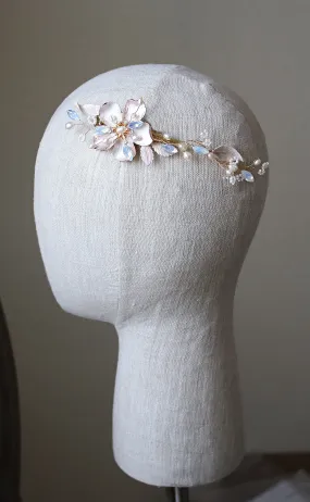 ASHLEY Blush Gilded Floral and Freshwater Pearl Hairclip ASHLEY Blush Gilded Floral and Freshwater Pearl Hairclip
