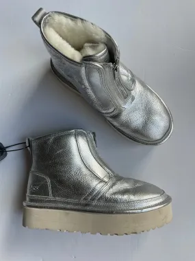 Boots Ankle Flats By Ugg In Silver, Size: 9 Boots Ankle Flats By Ugg In Silver, Size: 9